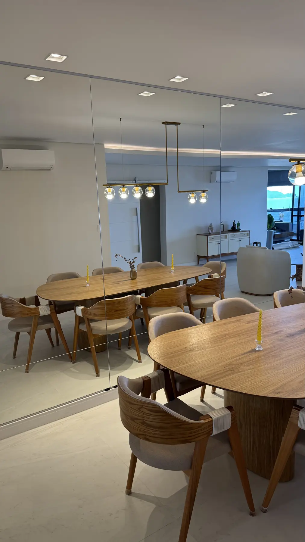 Ambiente interno com acabamento em vidro