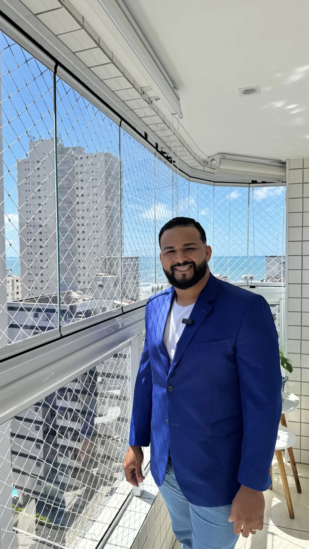 Sacada com fechamento em vidro e vista para o mar