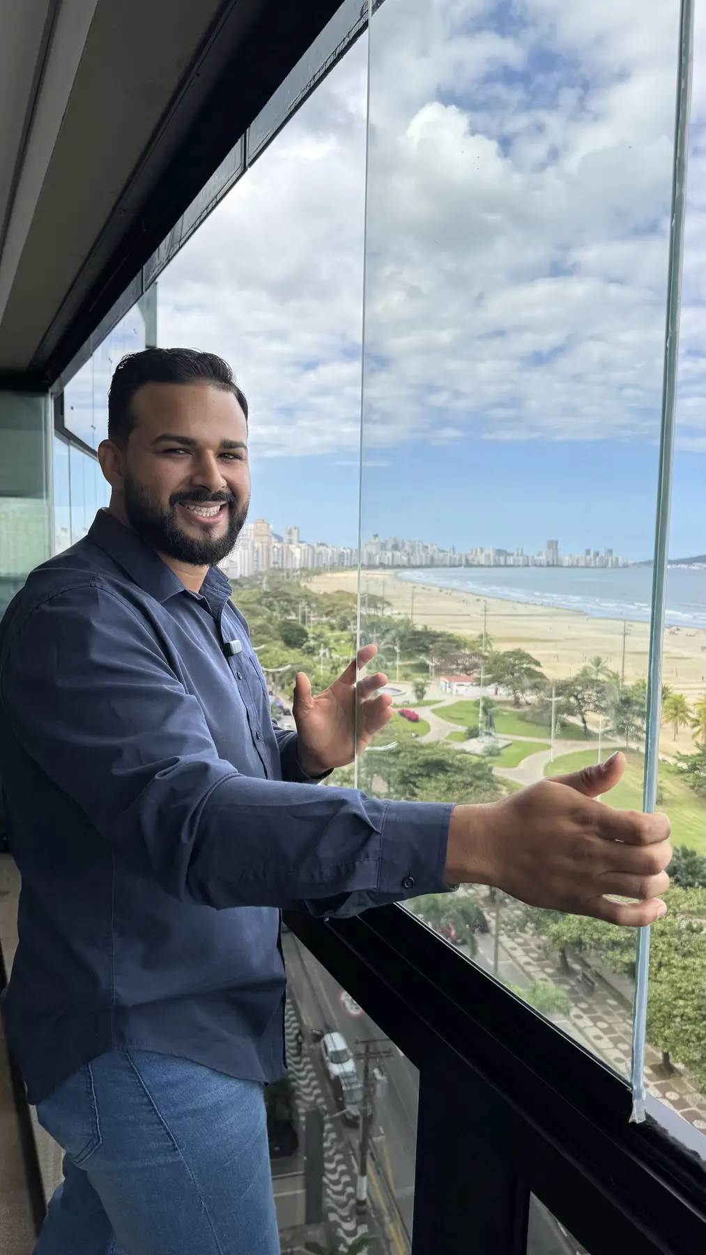 Vista panorâmica através de uma sacada envidraçada