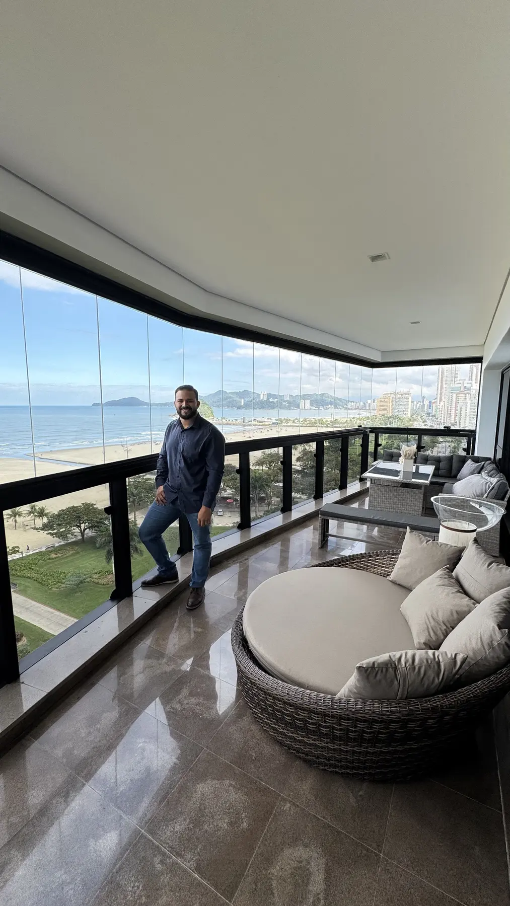 Sacada envidraçada com vista para o mar